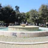 Percorrendo tutto corso Vittorio Emanuele giungiamo ora in piazza Garibaldi, il pi� antico giardino di Bari, realizzato nel 1859.  Qui al centro, tra piante esotiche e mediterranee, si trova una fontana realizzata tra il 1936 e il 1947